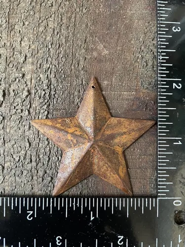 Vista 3 de Grupo de 100 oxidado de metal estrellas con agujero para decorar y acabado