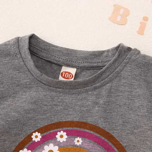 Vista 4 de Camiseta Young Wild and Three para niña, camiseta de 3er cumpleaños para bebé, retro, arco iris, cumpleaños, 3 años