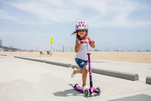 Vista 4 de Micro Kickboard – Maxi Deluxe plegable LED – Triciclo, inclinarse para dirigir, plegable para llevar – Micro patinete suizo diseñado para niños