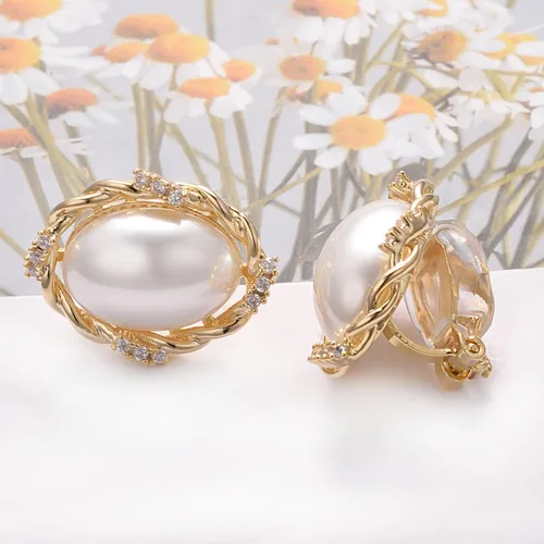 Vista 3 de Yoursfs Aretes de clip de perlas blancas grandes para mujer, chapados en oro de 18 quilates, hipoalergénicos, sin perforaciones, joyería brillante