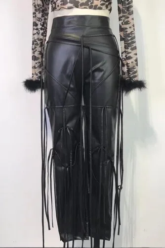Vista 4 de WOKANSE Pantalones cortos de piel sintética con borlas para mujer, pantalones cortos de yoga con bolsillos, pantalones cortos para mujer