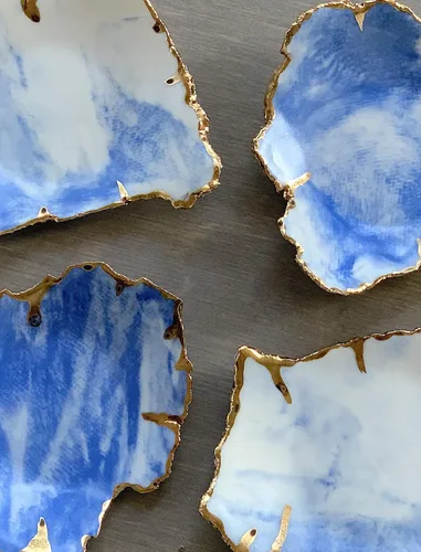 Vista 6 de Plato de cerámica mármol azul blanco y oro, platos de joyería hechos a mano, regalo único para ella o él - Foto de stock, por favor lea