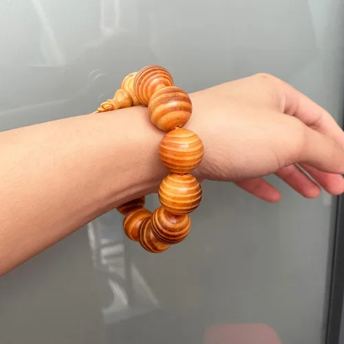Vista 4 de Pulsera unisex de Thuja, sándalo rojo zambiano, cártamo, oro de madera de sándalo budista, pulsera de oración tibetana, regalo para el día del padre