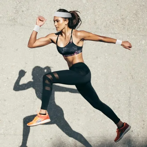 Vista 2 de ASTER Juego de 6 muñequeras para la cabeza, incluye 2 diademas deportivas y 4 pulseras deportivas a rayas coloridas para hombres y mujeres