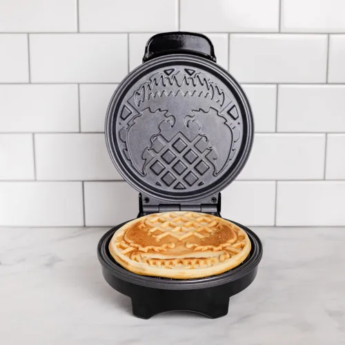 Vista 3 de Uncanny Brands Marvel Venom Waffle Maker -Máscara de Spidey en tus gofres- Plancha para gofres