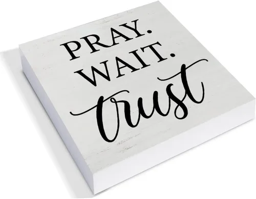 Vista 2 de Inspiration - Cartel de madera cristiana para decoración de escritorio, con texto en inglés "Pray Wait Trust", caja de madera rústica