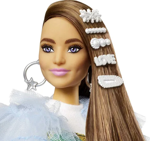 Vista 3 de Barbie Muñeca extra y accesorios con pelo largo morena y clips brillantes en vestido multicolor con cocodrilo para mascotas