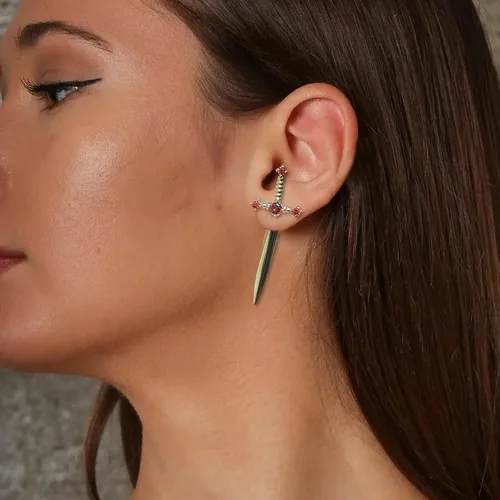 Vista 7 de Aretes de espada para mujer, estilo gótico, rojo y negro, aretes de espada de cristal vintage, para cumpleaños, Halloween, Navidad, regalos