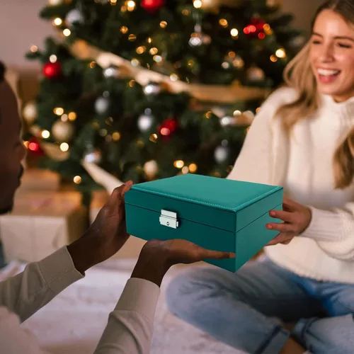Vista 4 de CXEizZ Caja organizadora de joyas para mujeres, niñas y hombres con cerradura, collar y reloj, cajas de aretes de cuero sintético, estuche