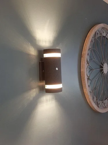 Vista 7 de Lámpara de pared para exteriores moderna con sensor de atardecer a amanecer, montaje en pared, impermeable, antioxidante, semi cilindro arriba