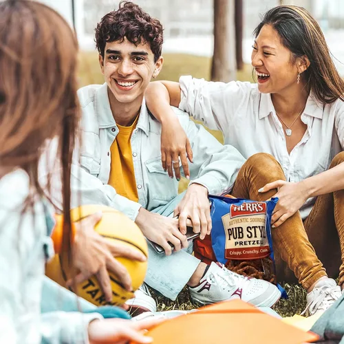 Vista 6 de Herr's Pretzels finos de masa madre estilo pub, 12 onzas (paquete de 9 bolsas) – Pretzels crujientes de masa madre, perfectos para sumergir