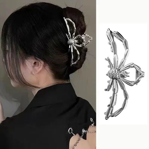 Vista 5 de Pinzas de pelo de aleación de calavera – Divertidas pinzas punk, agarre fuerte para cabello grueso y fino, accesorios de metal plateado