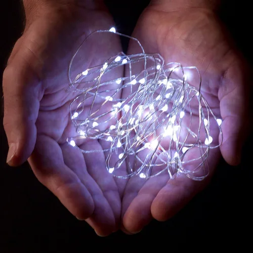 Vista 4 de Cadena de 60 luces LED RTGS, funciona con pilas con cable plateado de 20 pies de largo, para interiores y exteriores, con caja de batería Blanco