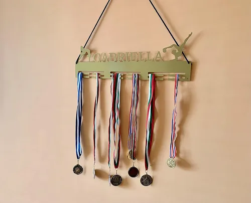 Vista 6 de Soporte personalizado para medallas de gimnasia, nombre personalizado, colgador de medallas de metal deportivo para pared, marco de exhibición