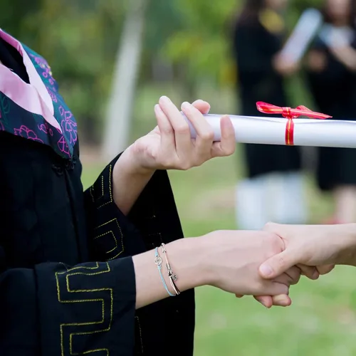 Vista 2 de MONOZO Regalos de graduación para ella 2022 inspiradores regalos de graduación pulsera de clase de 2022 brújula de graduación para personas mayores