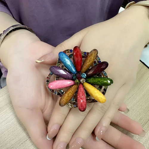 Vista 3 de Anillo de declaración de flores exageradas para mujeres y niñas, chapado en oro colorido con circonita cúbica, piedra natal, pétalos de flor