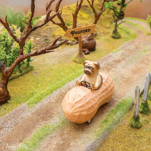 Vista 2 de Archie McPhee Pug en un auto de juguete de maní