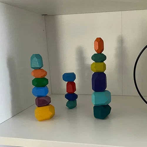 Vista 7 de Cllayees 16 piezas de bloques apilables de madera, rocas de construcción, piedras de madera maciza de colores, juegos educativos preescolares