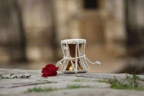 Vista 4 de De Kulture - Instrumentos de percusión musical tradicional india de latón Damroo (Mini), tambor hecho a mano, 3 x 4 pulgadas (DH)