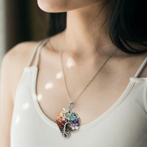 Vista 3 de Collar con dije Top Plaza 7 chacras Natural Healing, ajustable y de resina de amonita fósil, joyería para mujeres hombres.