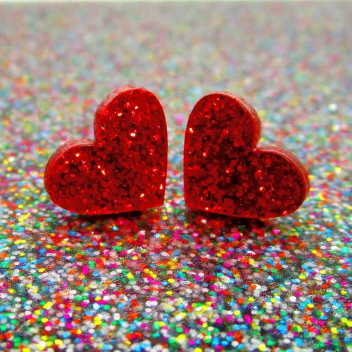 Vista 5 de Aretes de corazón con purpurina roja con postes de titanio hipoalergénicos sin níquel