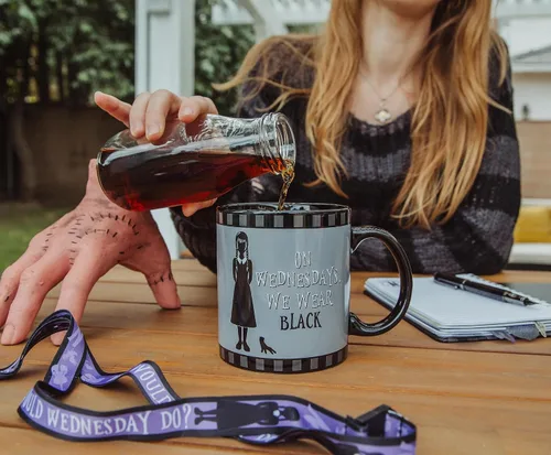 Vista 4 de Silver Buffalo Wednesday We Wear - Taza de cerámica negra, 20 onzas