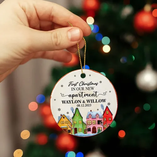 Vista 5 de Adorno de cerámica personalizado para la primera Navidad en nuestro nuevo apartamento, nombres personalizados de Mr Mrs in New Apartamento Christmas