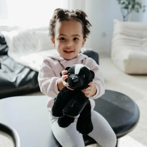Vista 5 de The Petting Zoo Skunk - Peluche de animales de peluche, regalos para niños, animales salvajes de la vida silvestre, juguete de peluche Skunk de 9