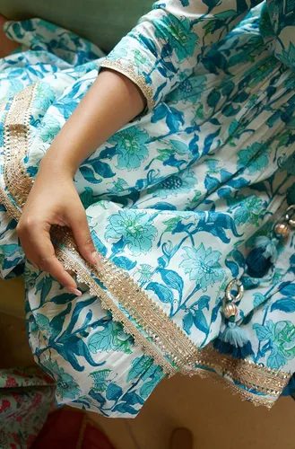 Vista 4 de Janasya Conjunto de Kurta de algodón para mujer india con estampado floral violeta