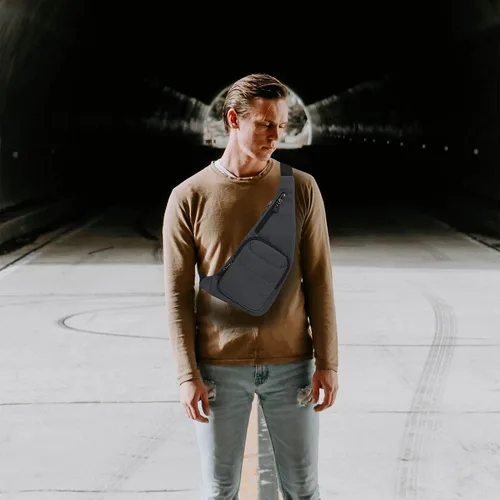 Vista 6 de Peicees Bolso bandolera impermeable para hombre, mochila delgada para hombre, bolso de hombro pequeño para viajes, senderismo