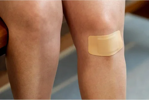 Vista 8 de Nexcare Vendaje acolchado de espuma impermeable, rodilla y codo, beige, 8 unidades (paquete de 1)