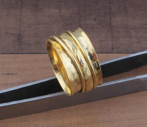 Vista 2 de Gold Plated Spinner Ring, Gold Plated Brass Fidget Anxiety Spinner Ring, Peridot Band For Women, Hand Hammered Worry Spinner Ring Gift