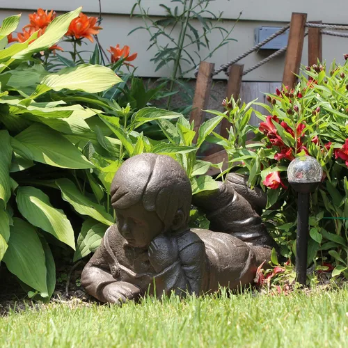Vista 2 de Emsco Group 92246 Estatua de niño soñando despierto – Aspecto natural – Hecha de resina – Ligera – 40 cm de altura para jardín, BRONCE