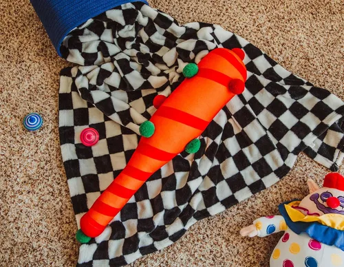 Vista 2 de Killer Klowns from Outer Space - Bate de béisbol naranja de 30 pulgadas, juguete de peluche grande y suave