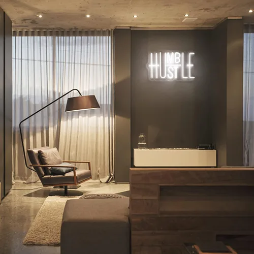 Vista 2 de Hustle - Letrero LED de neón para decoración de pared, luces LED de neón con palabras, decoración de fiestas, interruptor alimentado por USB, brillo