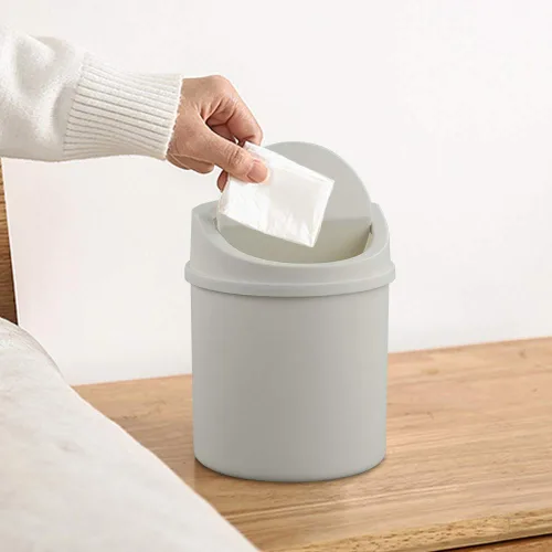 Vista 6 de Mini basurero de escritorio de 2 litros con tapa oscilante, cubo de basura pequeño (blanco)