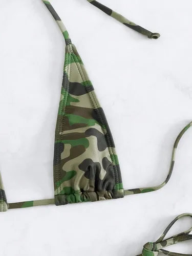 Vista 3 de WDIRARA Conjunto de 2 piezas para mujer, traje de baño con estampado de camuflaje, cuello halter, nudo en la espalda, espalda descubierta