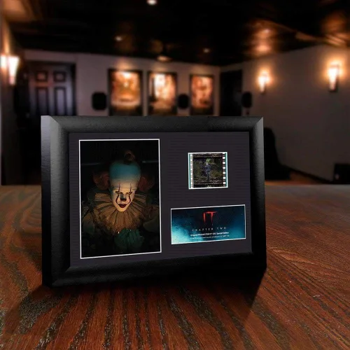 Vista 2 de Trend Setters – IT: Capítulo 2 – Pennywise el payaso bailarín y las luces muertas – Presentación de escritorio MiniCell de FilmCells de 7" x 5