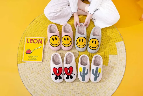 Vista 4 de NEVEROLD Divertidas y bonitas pantuflas de piel de felpa mullida, con dibujos animados, ilustradas y coloridas, para mujeres, hombres, niñas y niños