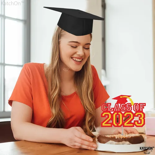 Vista 6 de KatchOn, Decoración para pastel de graduación con brillantina, enorme, 8 pulgadas, decoración de pastel de felicitaciones rojas de clase de 2023