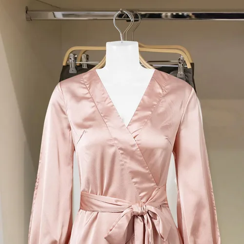 Vista 4 de Colgador de ropa de torso de maniquí femenino de 5 piezas para mostrar trajes de baño, vestidos y blusas, plástico ligero y confiable con gancho