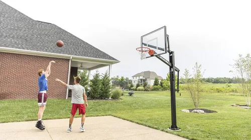 Vista 7 de Aros de baloncesto Goalrilla con tablero de meta de vidrio templado, marco negro anodizado y sistema de anclaje en el suelo