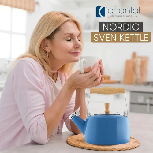 Vista 2 de Chantal SVEN - Tetera silbante esmaltada sobre acero con mango de madera natural, 1.4 cuartos (cala azul)