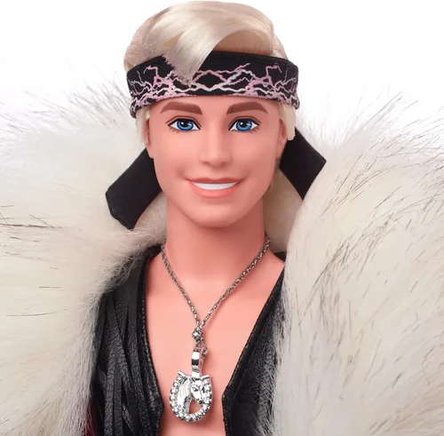 Vista 3 de Muñeca coleccionable de Ken de la película Barbie con gran abrigo de pelo sintético y chaleco de flecos negro con bandana