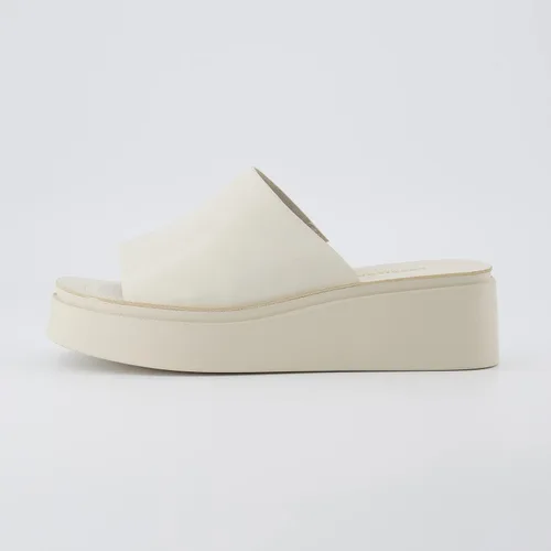 Vista 2 de CUSHIONAIRE Sandalia de plataforma Play One Band para mujer con espuma viscoelástica