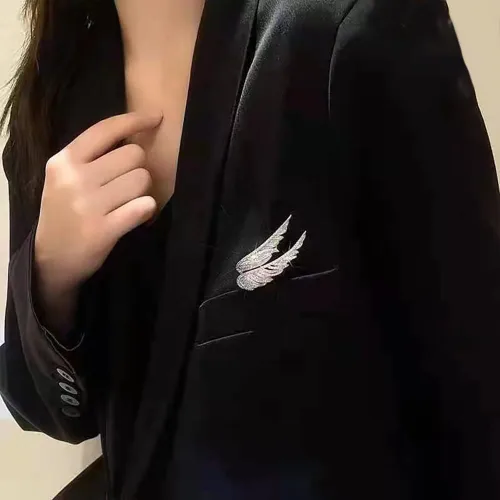 Vista 2 de Micro Pave Crystal Angel Wings Broche Pins Rhinestone Metal Pluma Solapa Pin Traje Abrigo Alas Alas de Ángel Accesorios para Mujeres Hombres