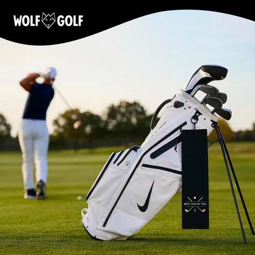 Vista 2 de Toalla de golf Wolf Golf Towels Best Dad by Par Bordada en EE. UU. Accesorios de golf para hombres