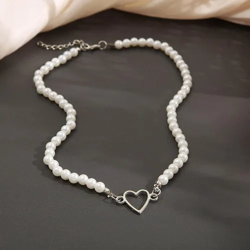 Vista 6 de YienDoo Gargantilla de perlas bohemias, cadena con dije de corazón plateado, para damas de honor, para bodas, damas de honor, gargantilla de perlas