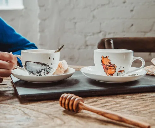 Vista 4 de Winnie The Pooh Disney Bone China Juego de taza de té y platillo de 4 piezas Tea Party con café, expreso, moca