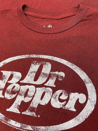 Vista 2 de Tee Luv Camiseta con logo Faded Dr Pepper Soda para hombre
